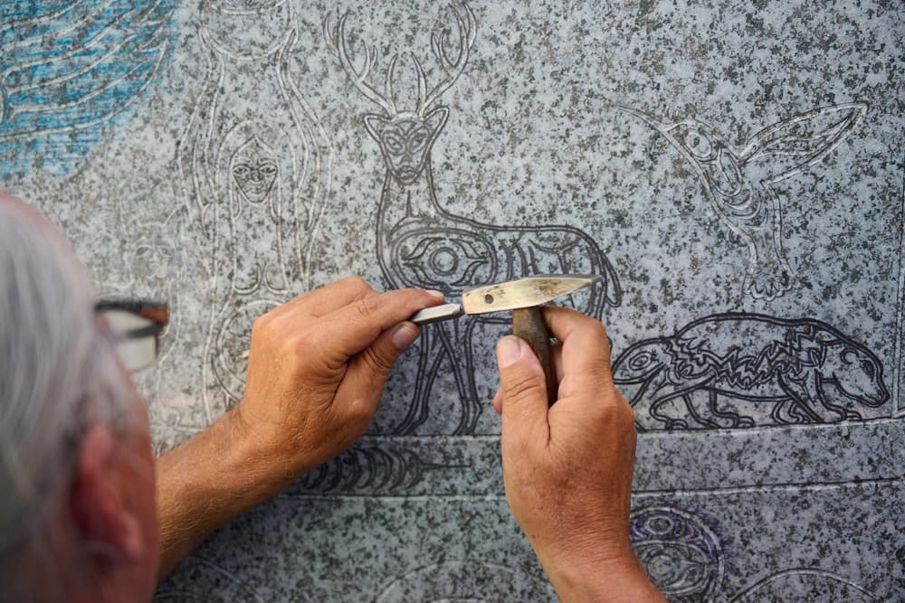 Granitskulptur The Spirit Canoe - Coast Salish Kunstwerk