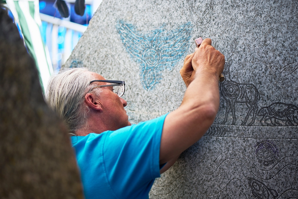 David Seven Deers - Coast Salish Künstler bei der Arbeit